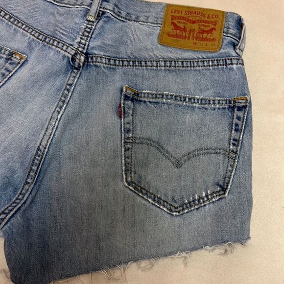 Levi's 550 Distressed Denim Cutoff Jean Shorts Size 6 - Picture 6 of 8